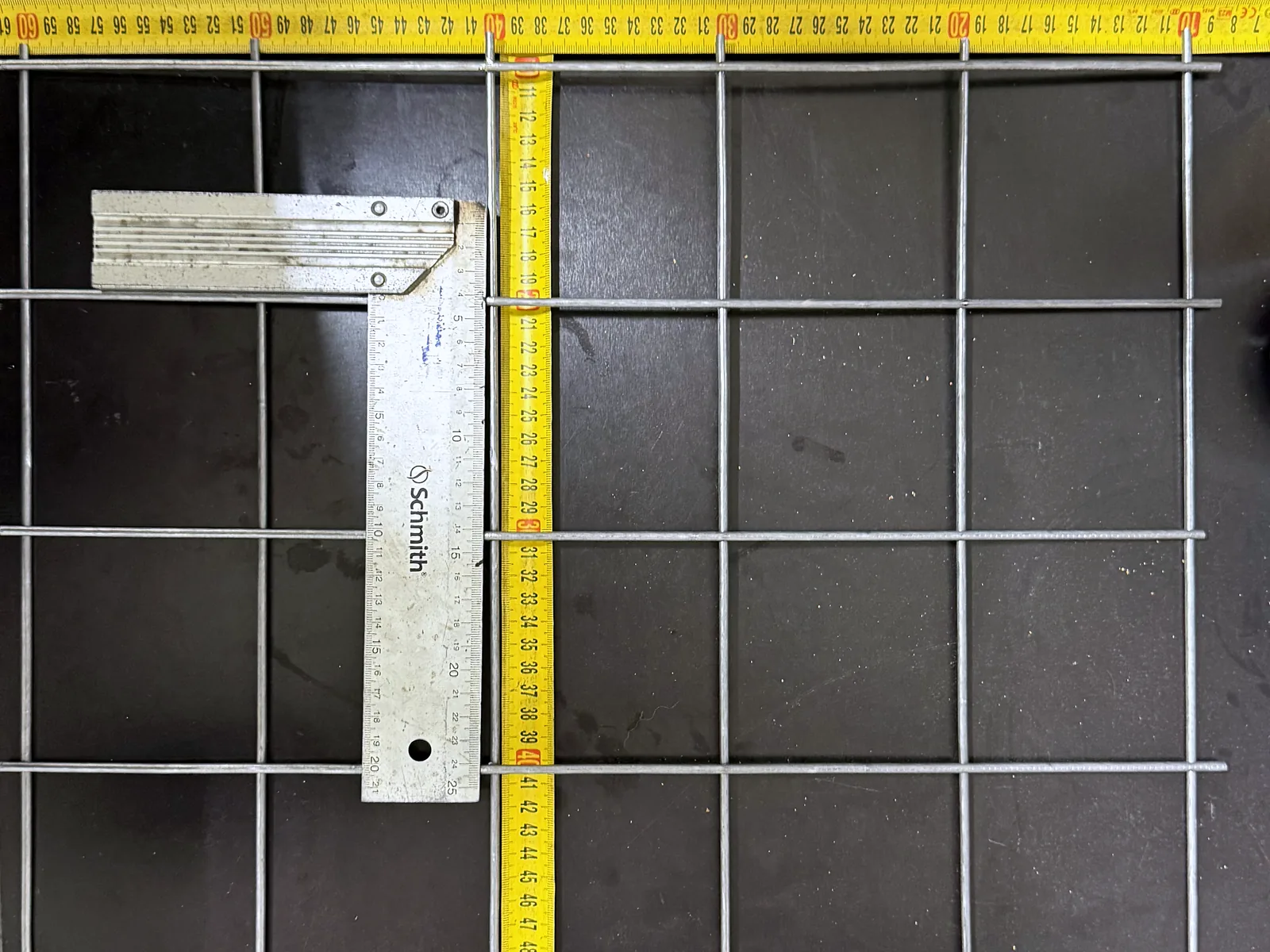 Svařovaná síť s okem 10 × 10 cm změřená metrem